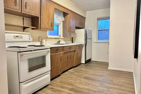 25 Grandfield St, Hamilton, ON L8T 2H1