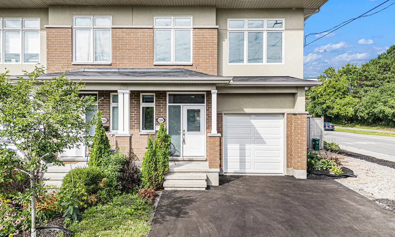 1304 Avenue P Ave, Alta Vista and Area, ON K1G 0B3