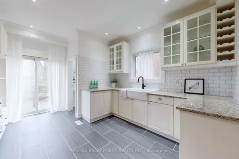 18 Spring St, Hamilton, ON L8N 2N9