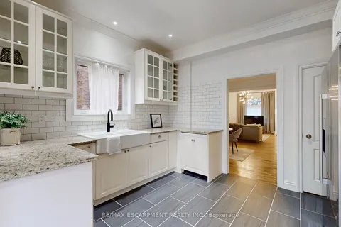 18 Spring St, Hamilton, ON L8N 2N9