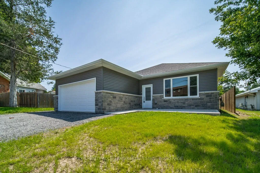 16 Palace Rd, Greater Napanee, ON K7R 1A3