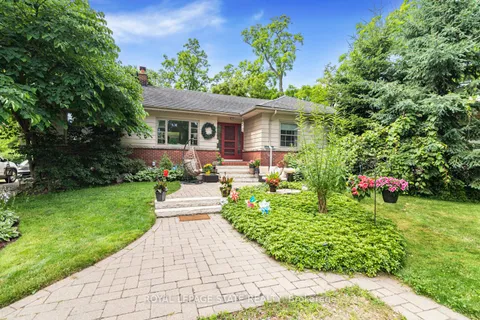2 Mountain Brow Blvd, Hamilton, ON L8T 1A3