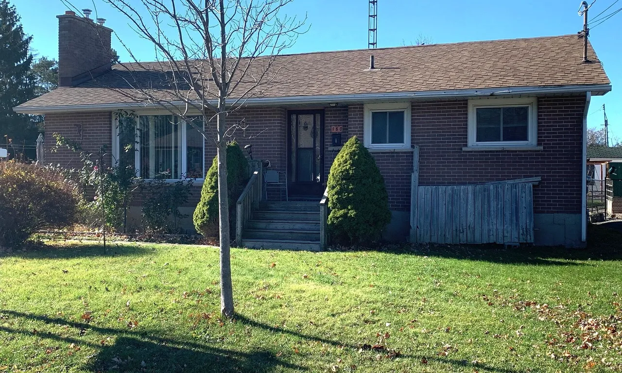 180 Elm St, Gananoque, ON K7G 2S9