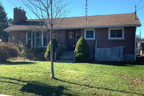 180 Elm St, Gananoque, ON K7G 2S9