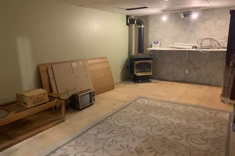 180 Elm St, Gananoque, ON K7G 2S9