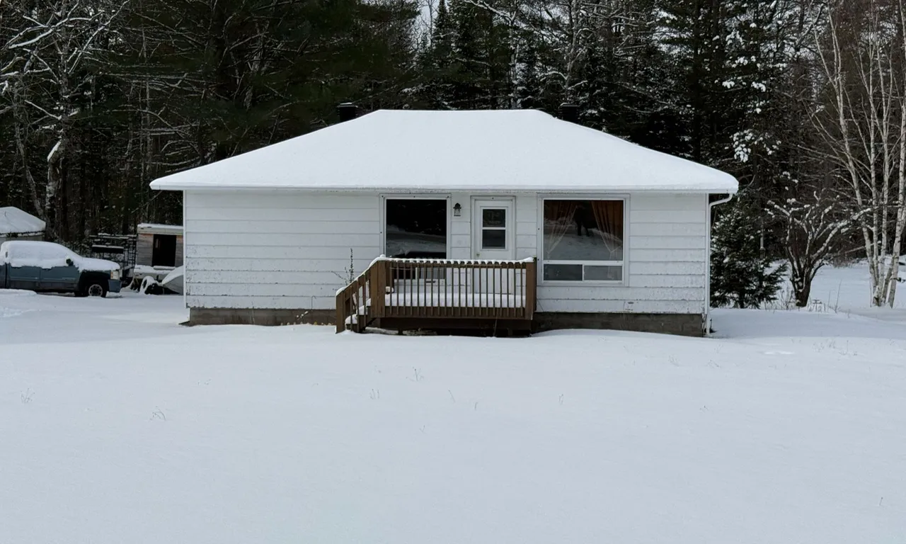 32299 Highway 17, Deep River, ON K0J 1P0