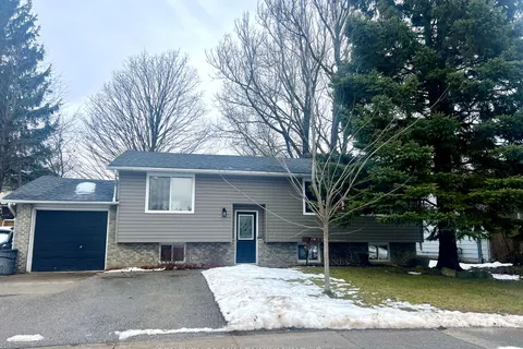 400 Robert St, Shelburne, ON L0N 1S2
