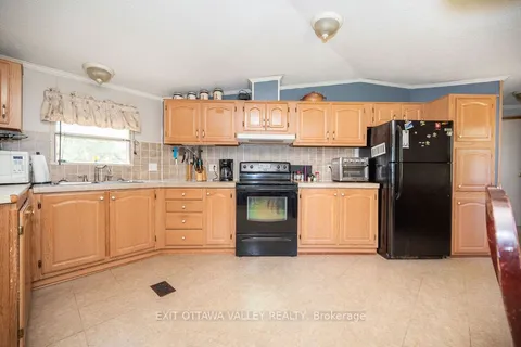 20 Hunters Run Lane, Laurentian Hills, ON K0J 1J0