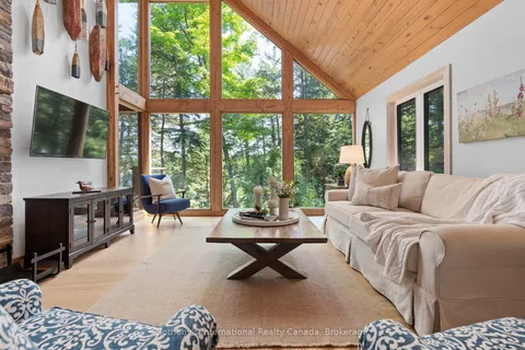 1042 Truscott Pl, Lake of Bays, ON P0B 1A0