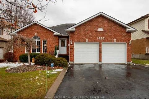1220 Acadia Dr, Kingston, ON K7M 8R5