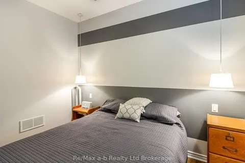 8 QUEEN St, Brant, ON N3L 1C1