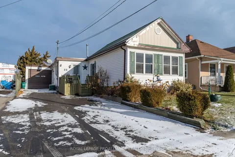 32 Crown St, Quinte West, ON K8V 1N8