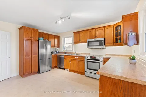 17 Melrose Cres, Belleville, ON K8N 1X7