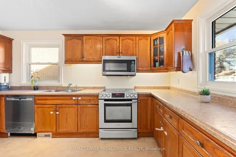 17 Melrose Cres, Belleville, ON K8N 1X7