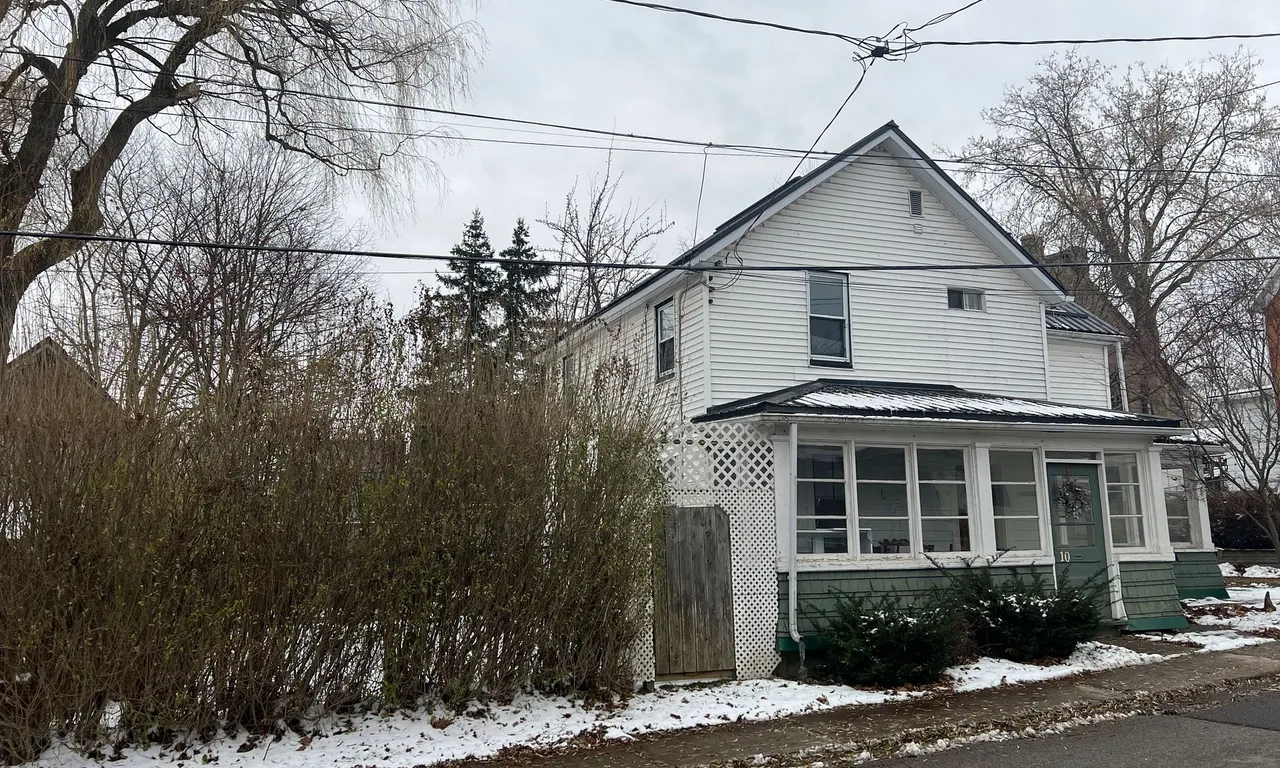 10 Bartholomew St, Brockville, ON K6V 2R3