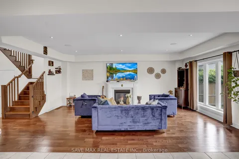 17 Lagoon Ave, Hamilton, ON L8H 7C4