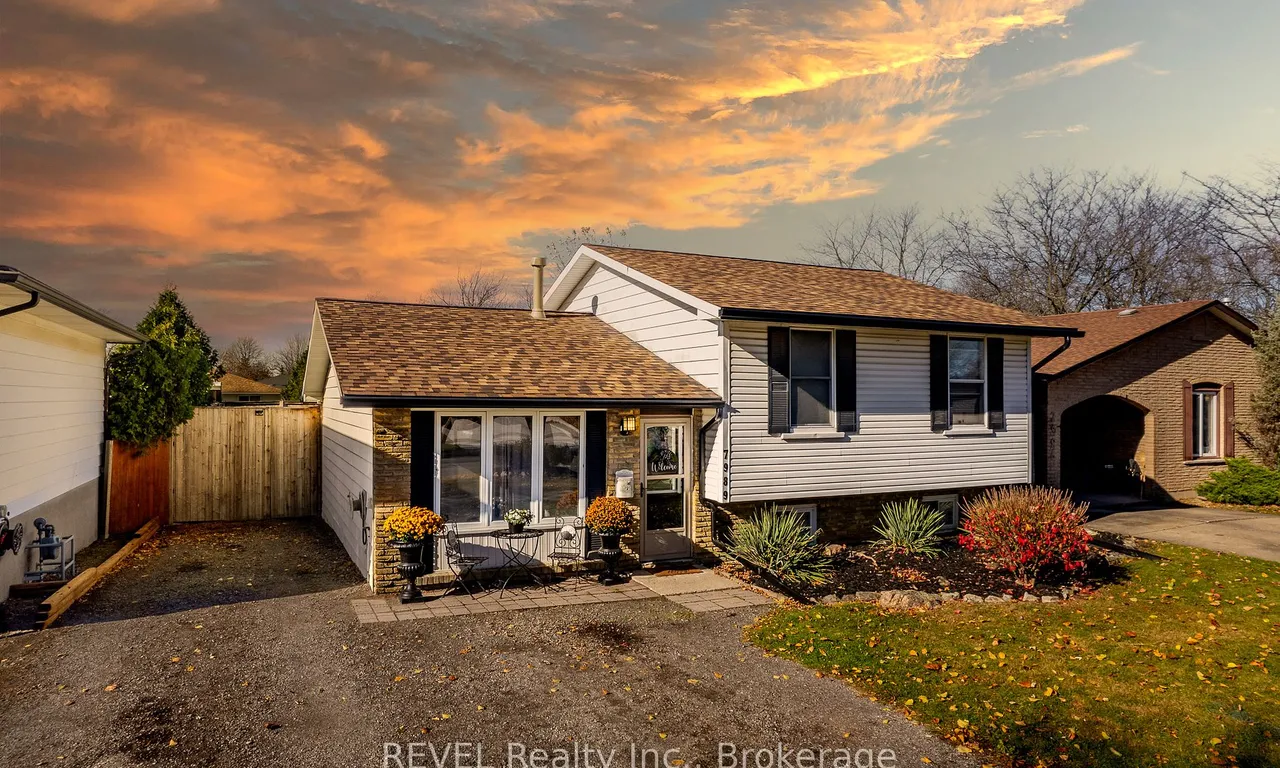 7989 Paddock Trail Dr, Niagara Falls, ON L2H 1X2