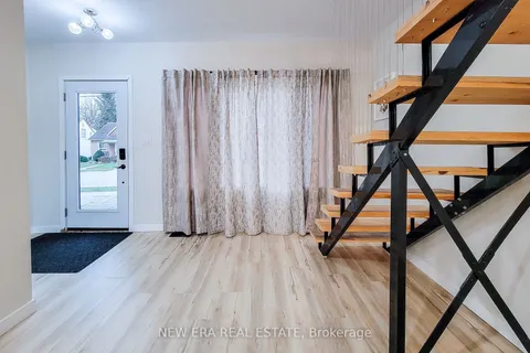 5759 Robinson St, Niagara Falls, ON L2G 2B3