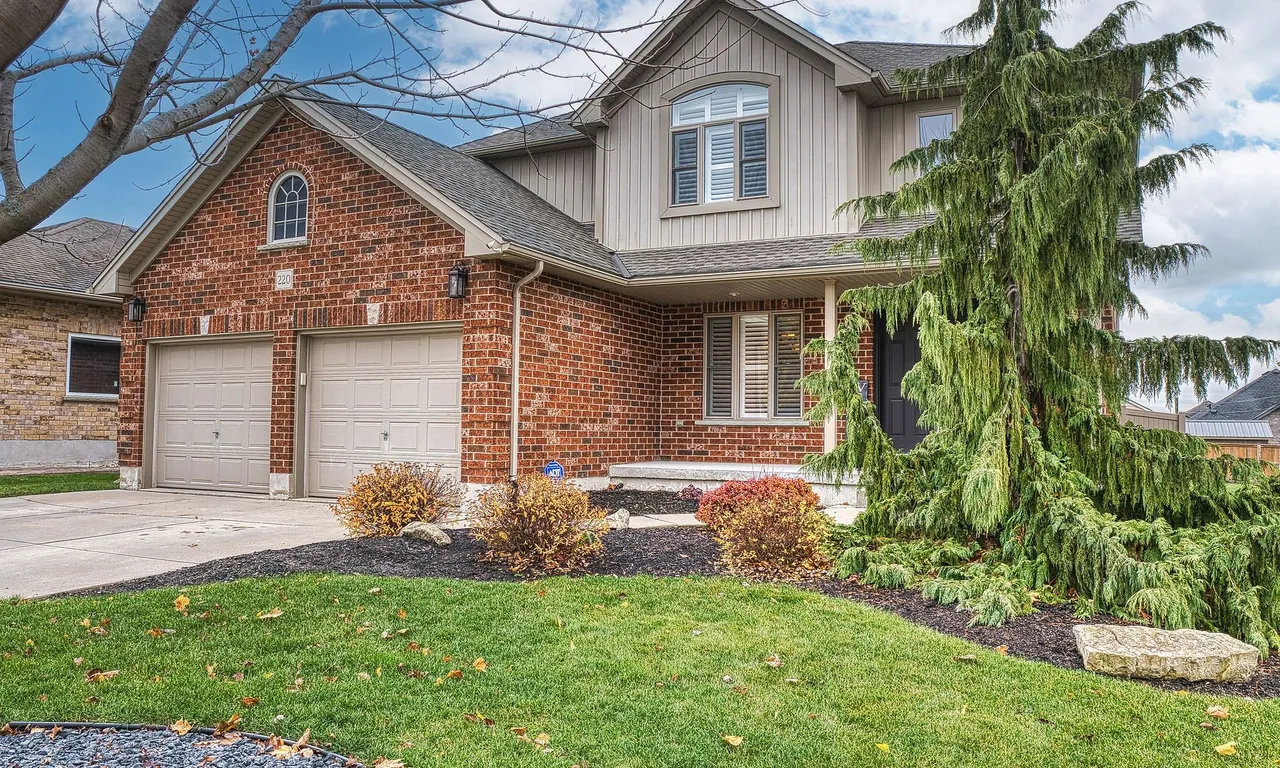 220 Armstrong St, North Perth, ON N4W 3V8