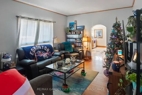 42 Dacotah St, St. Catharines, ON L2R 1Z7