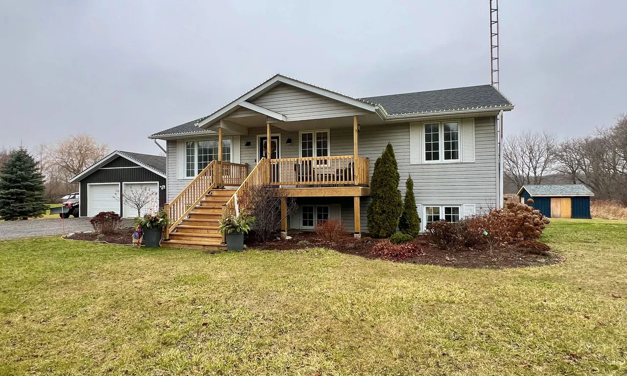 1290 Victoria Rd, Prince Edward County, ON K0K 1A0