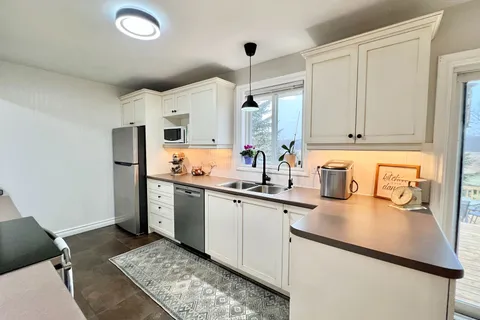 1290 Victoria Rd, Prince Edward County, ON K0K 1A0