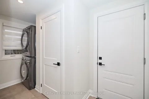4 Meteor St, St. Catharines, ON L2S 2T1