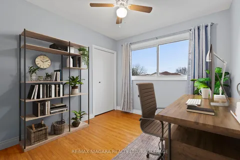 8848 BANTING St, Niagara Falls, ON L2G 6Z9