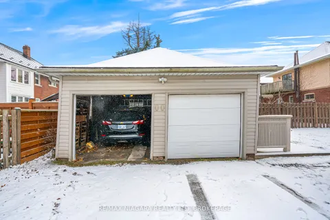 4371 Bampfield St, Niagara Falls, ON L2E 1G7