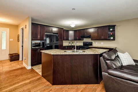 128 Olde Towne Ave, Russell, ON K4R 0A6