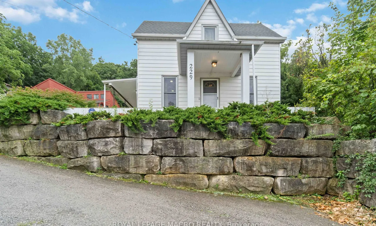 229 Main St, Grimsby, ON L3M 1S1