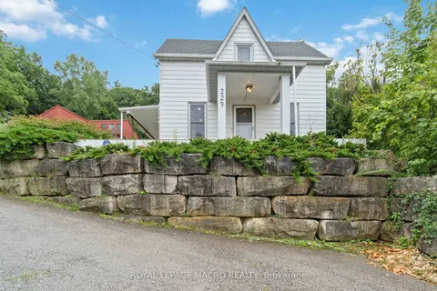 229 Main St, Grimsby, ON L3M 1S1