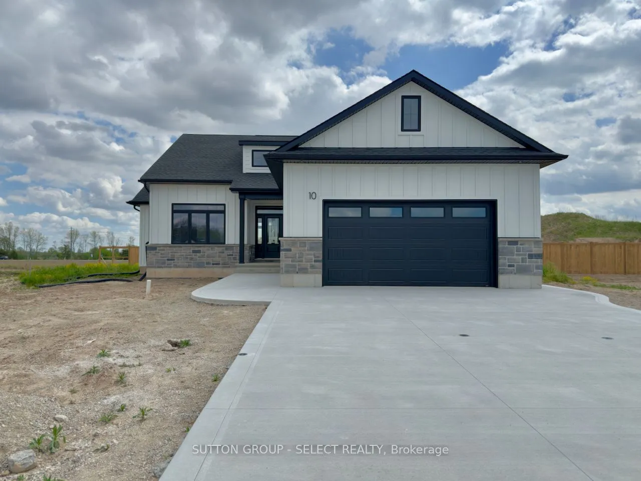10 LOIS Court, Lambton Shores, ON N0M 1T0