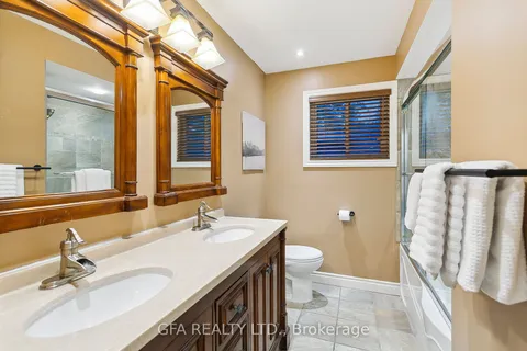 8 Laurendale Ave, Hamilton, ON L8B 0B3