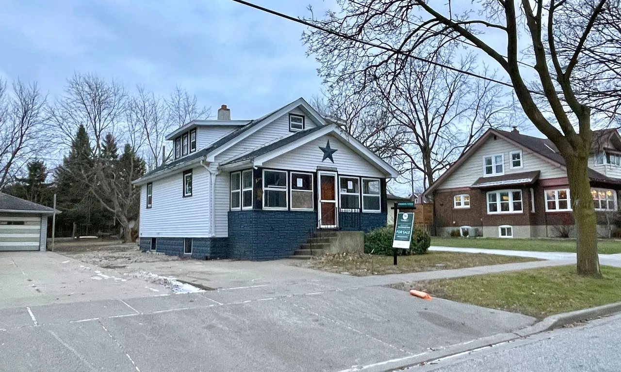 44 Robinson St, Leamington, ON N8H 1Y8
