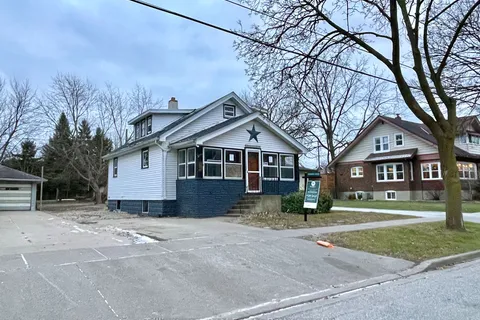 44 Robinson St, Leamington, ON N8H 1Y8