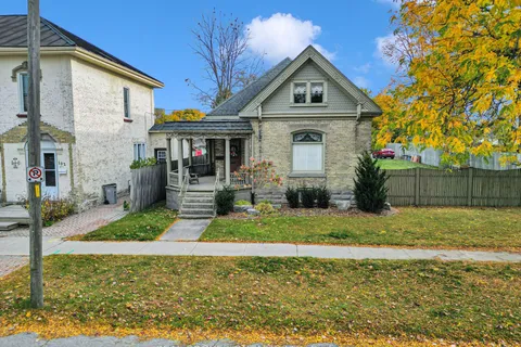 106 Front St, Strathroy-Caradoc, ON N7G 1X8