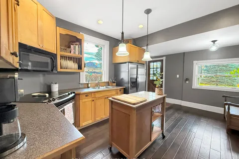 106 Front St, Strathroy-Caradoc, ON N7G 1X8