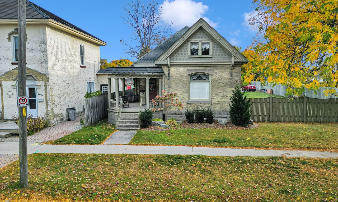 106 Front St, Strathroy-Caradoc, ON N7G 1X8