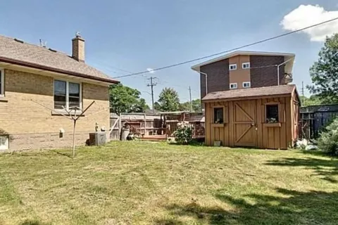 25 Amos Avenue, Waterloo, ON N2L 2W6