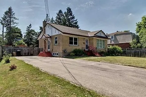 25 Amos Avenue, Waterloo, ON N2L 2W6