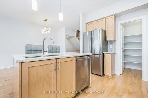 811 Clapham Terr, Stittsville - Munster - Richmond, ON K2S 2N8