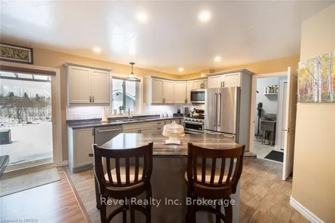 196 DOVERCOURT ROAD Crt, ON P2B 0B5