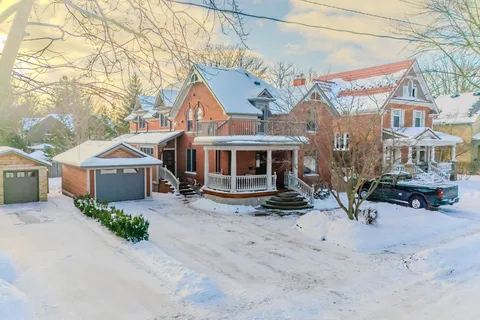 59 Menno St, Waterloo, ON N2L 2A6