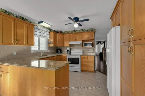 545 Magnolia Dr, Kingston, ON K7K 7H6