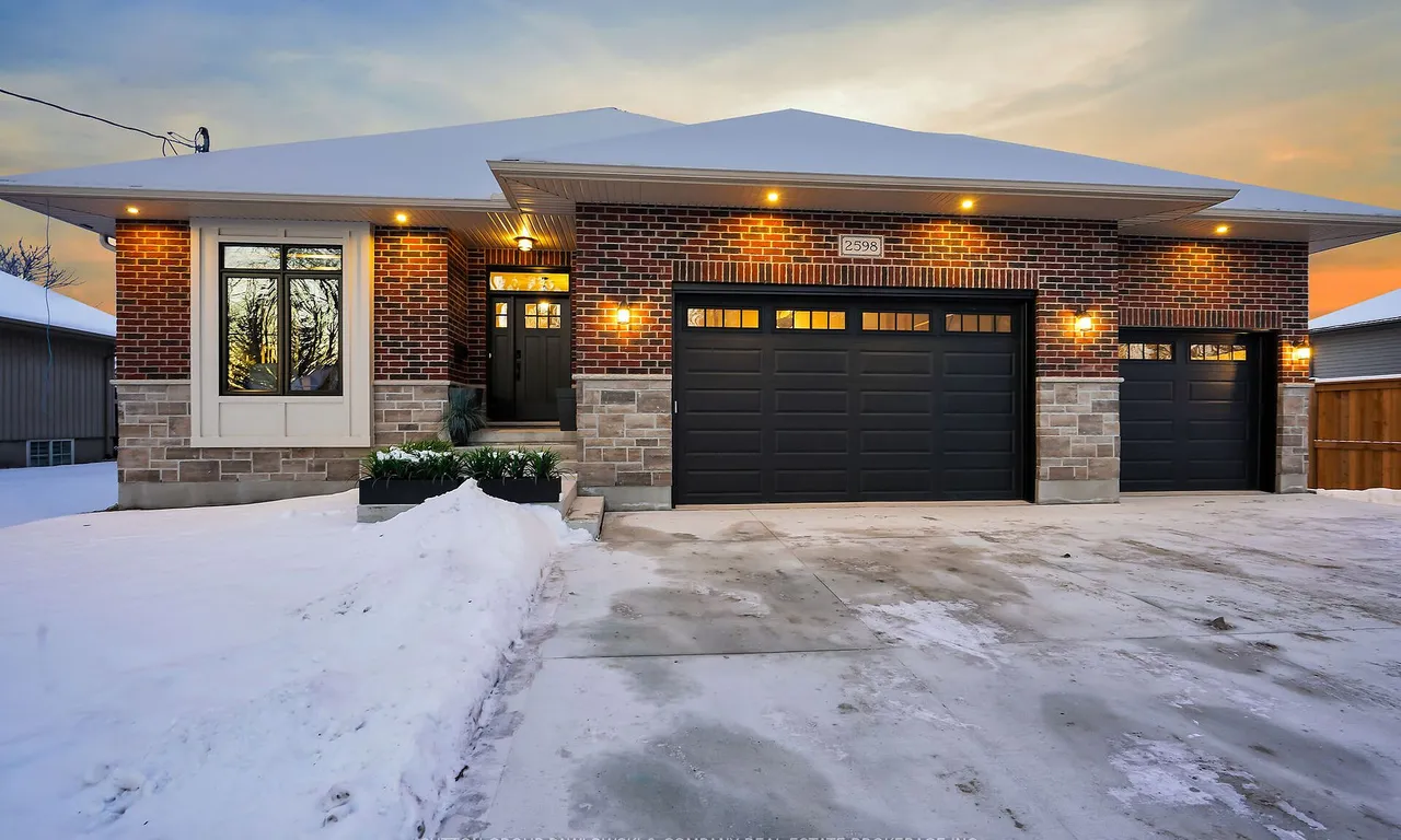 2598 Emerson St, Strathroy-Caradoc, ON N0L 1W0