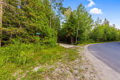 24 Nicholas St, Northern Bruce Peninsula, ON N0H 2R0