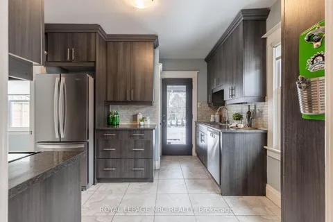 54 Downing St, St. Catharines, ON L2R 4S3