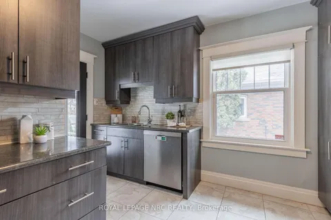 54 Downing St, St. Catharines, ON L2R 4S3