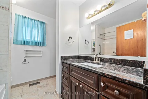 1402 Clearview Dr, Peterborough, ON K9K 1Z8